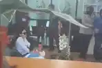 Tim-Penyidik-Polresta-Serang-Kota-membawa-Nikita-Mirzani-ke-Kantor-Kejaksaan-Negeri-Serang.jpg