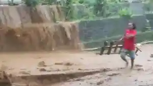 Warga-berlari-di-tengah-banjir-bandang-di-Kabupaten-Semarang.jpg