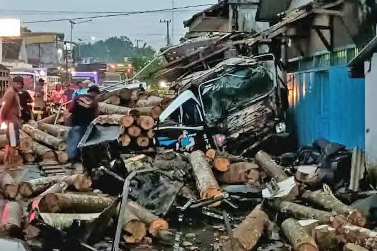 Truk Fuso Diduga Rem Blong Jadi Sebab Tabrakan Beruntun di Lumajang, 1 Orang Tewas dan 4 Korban Luka