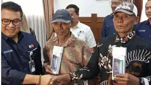 Jamin-62-dan-Sarmo-66-diberikan-uang-tali-kasih.jpg