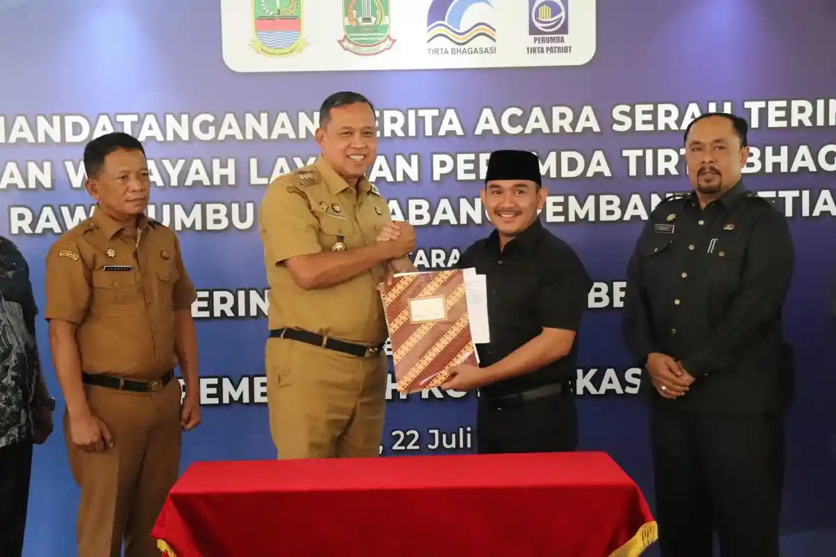 Ade Kunang Serahkan 2 Aset Pemkab ke Pemkot Bekasi