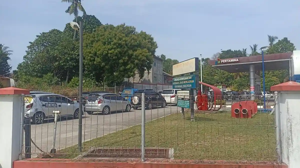 SPBU di Karimun Diserbu Kendaraan, Polisi Turun Tangan Lakukan Pengamanan - SPBU-POROS-103.jpg
