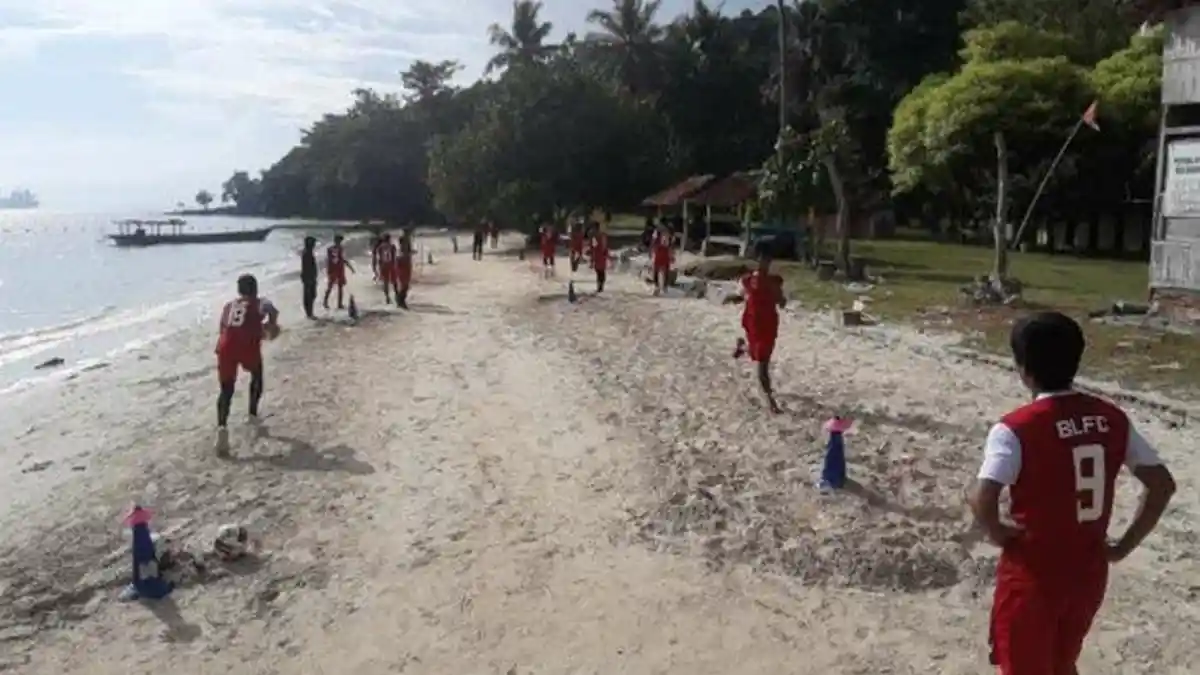 Pelatih Badak Lampung Pilih Pantai untuk Latih Fisik Skuad Laskar Saburai