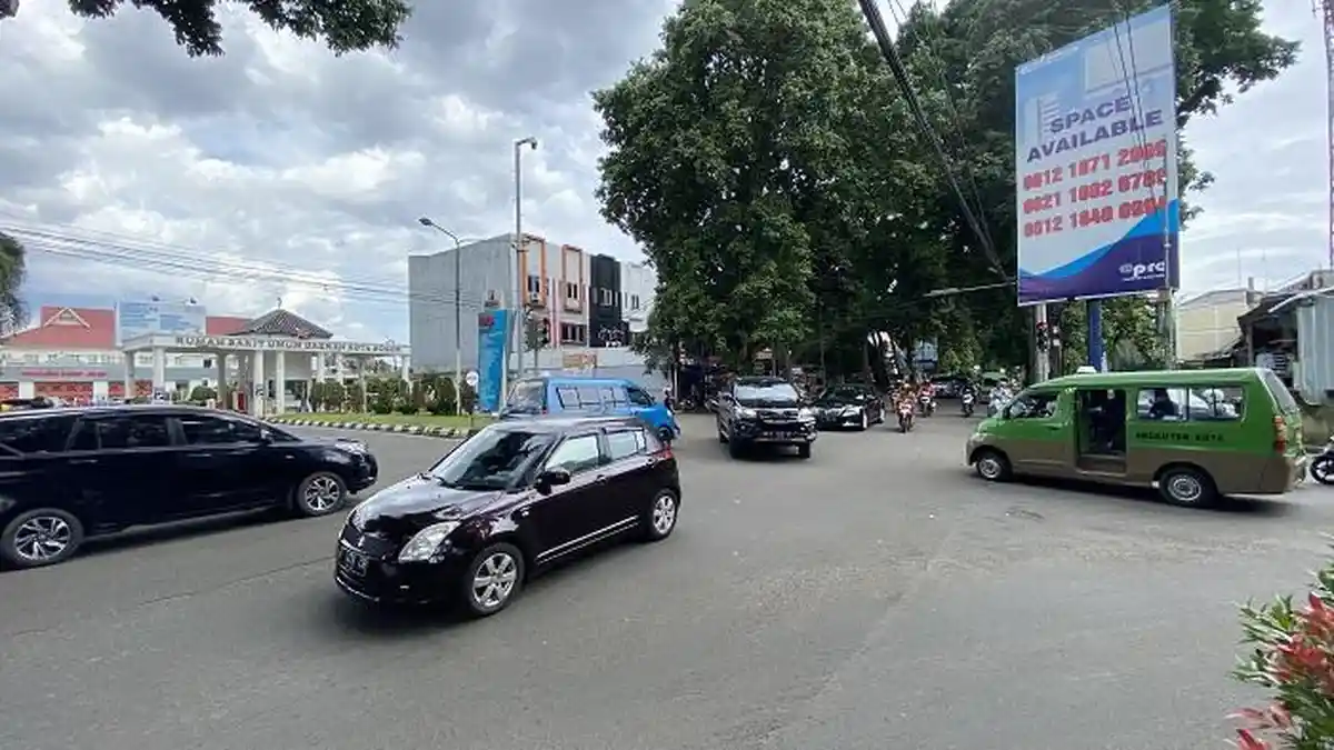 Simpang Lampu Merah RSUD Kota Bogor Kacau, Kendaraan dari 3 Ruas Jalan Saling Serobot
