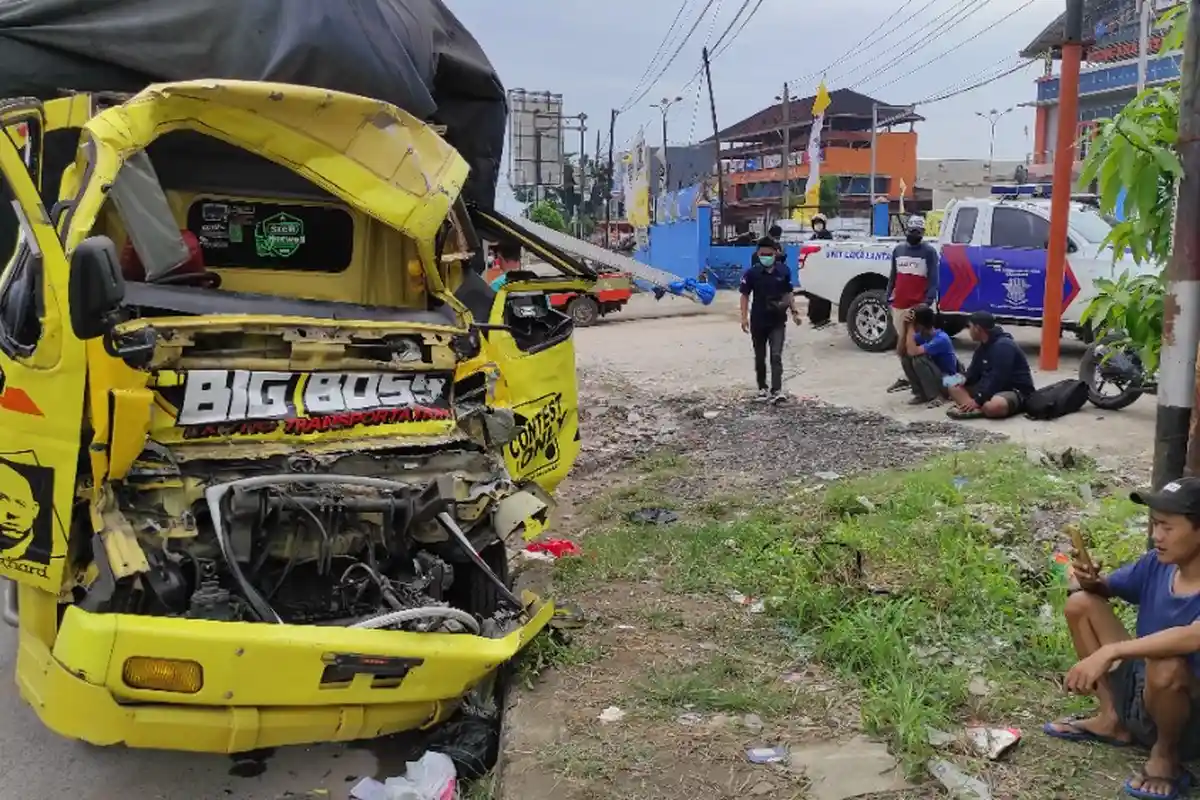 BREAKING NEWS Tiga Truk Saling Seruduk di Perempatan Way Dadi Bandar Lampung