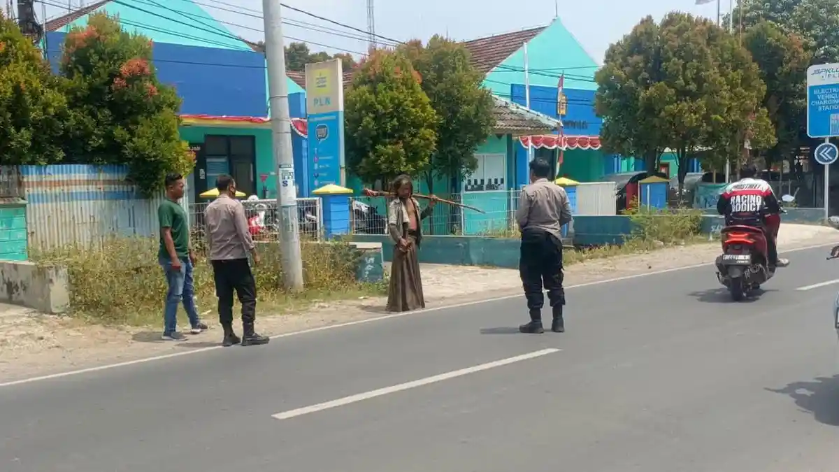 Heboh Pria Gangguan Jiwa Bawa Sajam di Karawang, Begini Aksi Polisi