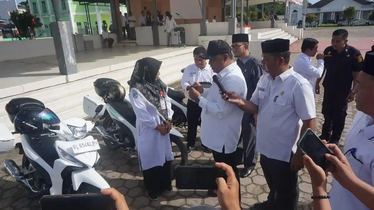 Pj Bupati Simeulue Serahkan 13 Unit Sepmor Untuk Puskesmas