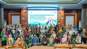 Guru-PAUD-peserta-pelatihan-PHBK-foto-bersama-dengan-perwakilan-Adaro.jpg