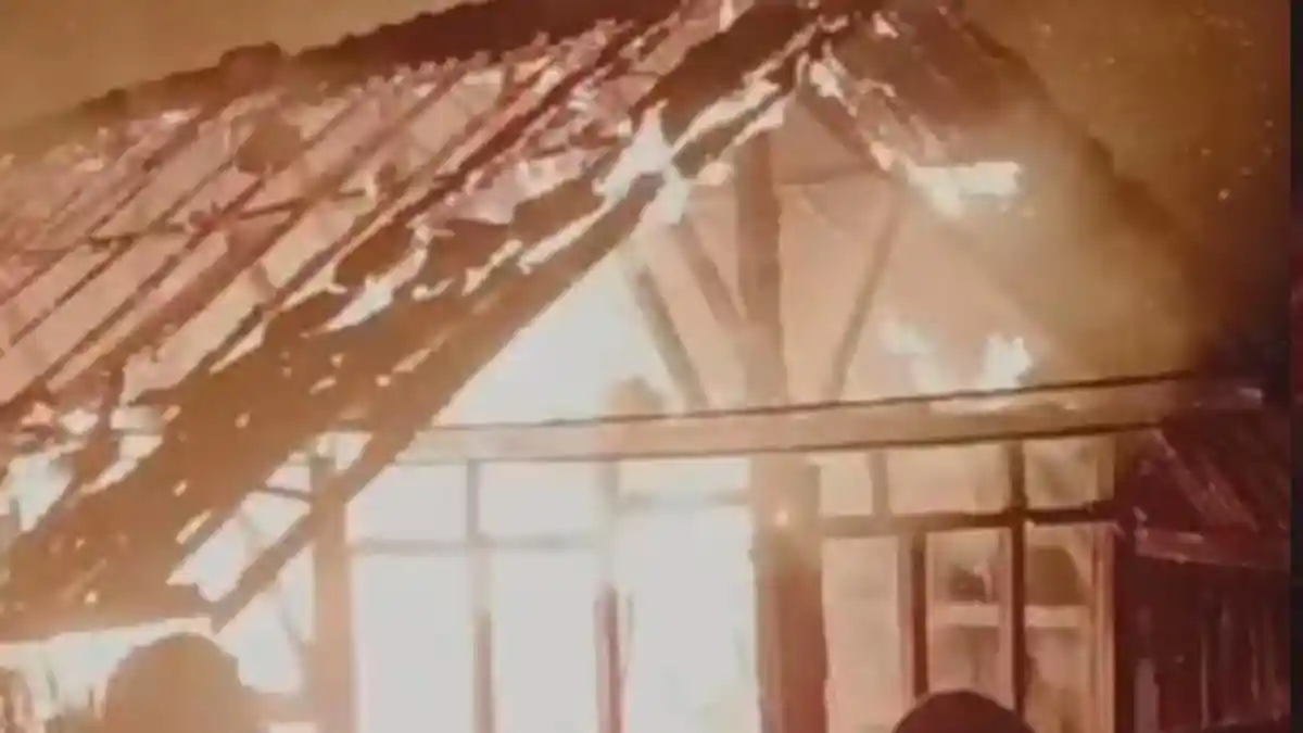 Rumah Panggung yang Dihuni 6 Orang di Tanjungsari Sumedang Terbakar