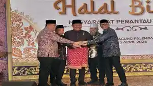 20260426-Gubernur-Babel-Hidayat-Arsani-saat-menghadiri-acara-Halalbihalal-Masyarakat.jpg