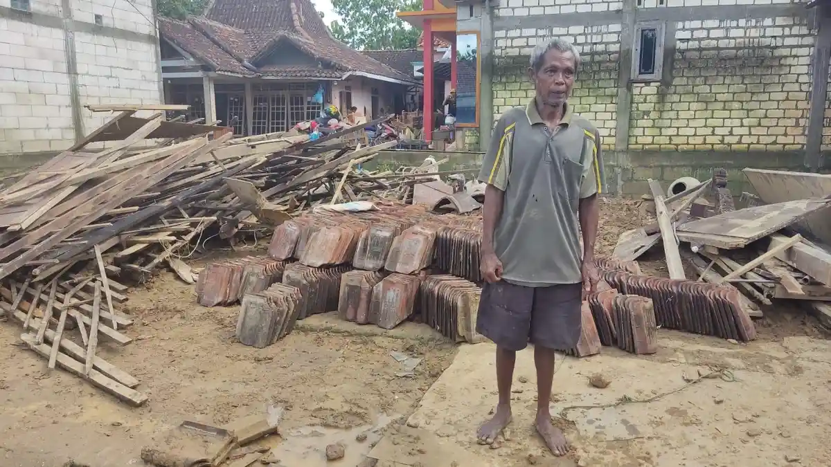 Cerita Pilu Mbah Madyo, Rumahnya Roboh Diterjang Banjir Bandang Pati, Kini Mengungsi ke Masjid