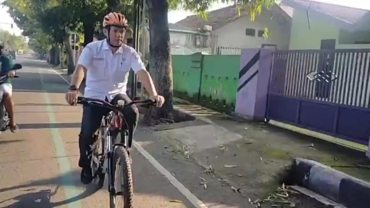 Lakukan Efisiensi BBM, Kadisdik Nganjuk Rela Kayuh Sepeda Menuju Tempat Kerjanya