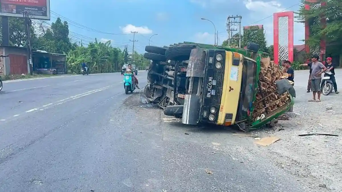 Truk Pembawa Kayu Terguling di Pinggir Jalinsum Tanjung Morawa, Sopir dan Kernet Selamat