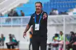 Pelatih-Arema-FC-Marcos-Santos-memberi-intruksi-ke-para-pemainnya-dari-pinggir-lapangan.jpg