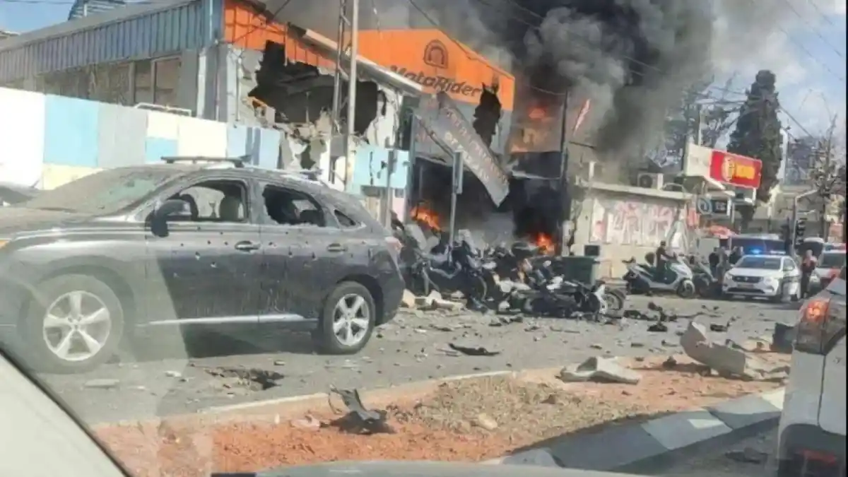 Iran Gempur Israel dengan Gelombang Rudal Beruntun, Tel Aviv Diguncang Ledakan