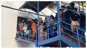 Penumpang-KM-Lawit-dari-Surabaya-di-Pelabuhan-Sampit.jpg