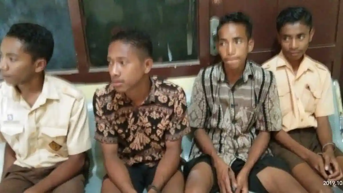 Dua   Bulan  Tak  Sekolah, Kepsek  SMPN 2  Nita di  Sikka Bantu Operator Sekolah