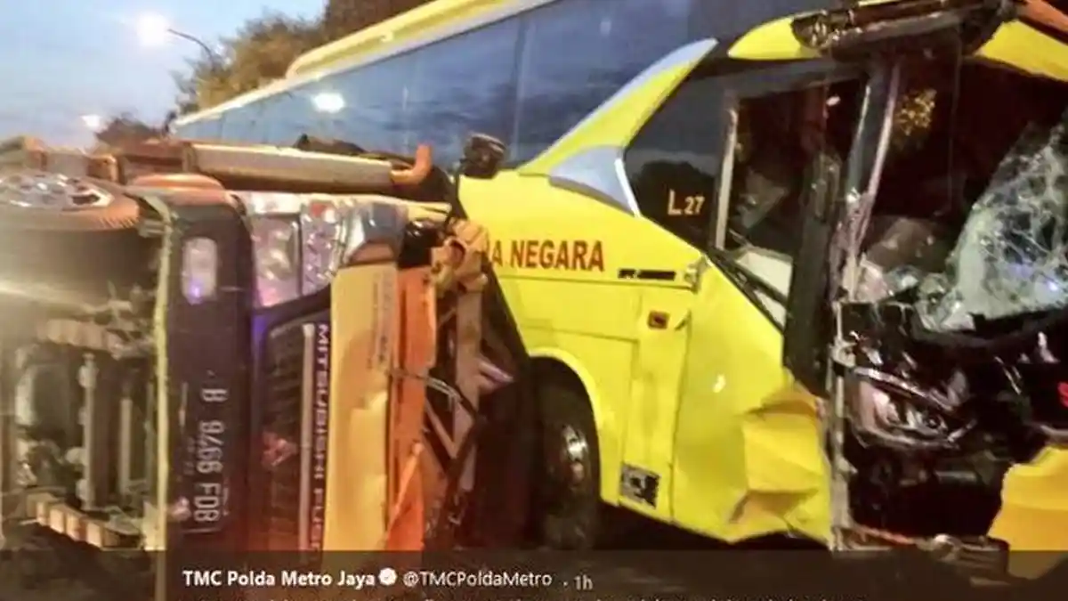Dua Orang Terluka Akibat Tabrakan Bus dan Truk di Tol Pasar Rebo