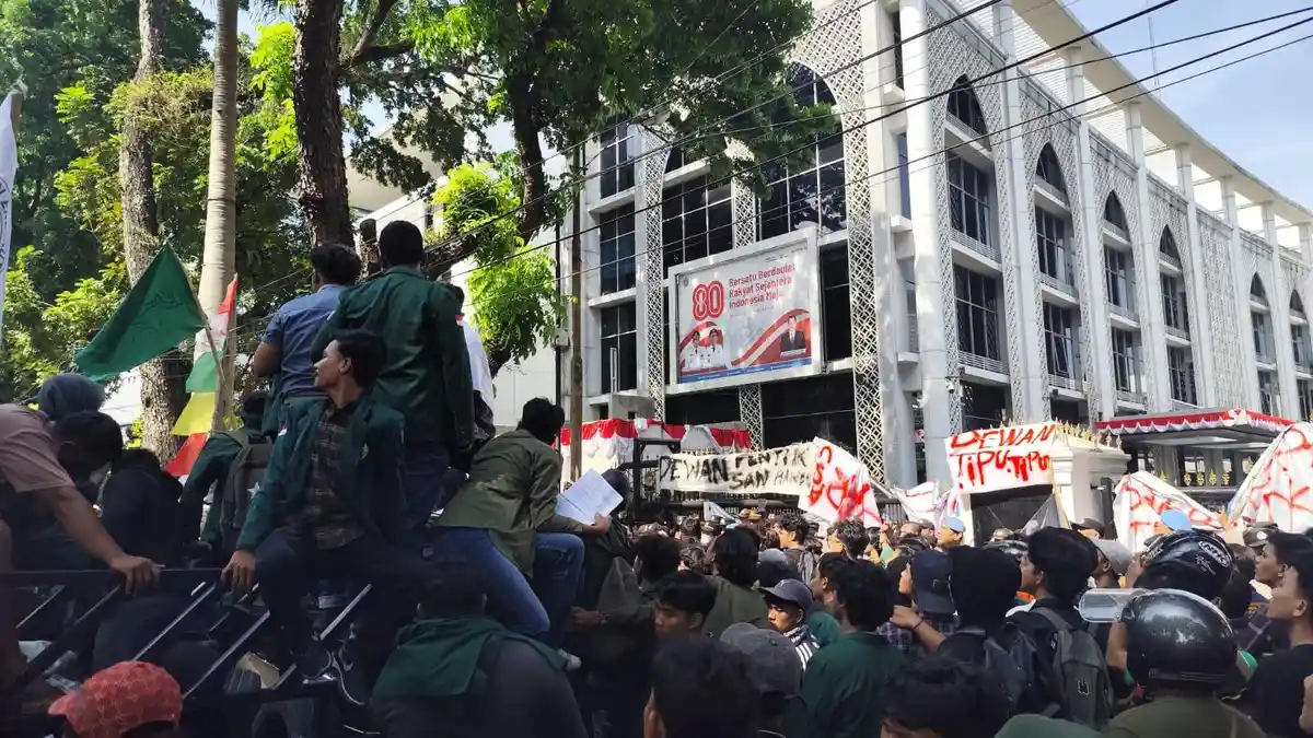 Demo Ricuh Tak Disambut Ketua DPRD Sumut, Ini 12 Tuntutan Massa Aksi