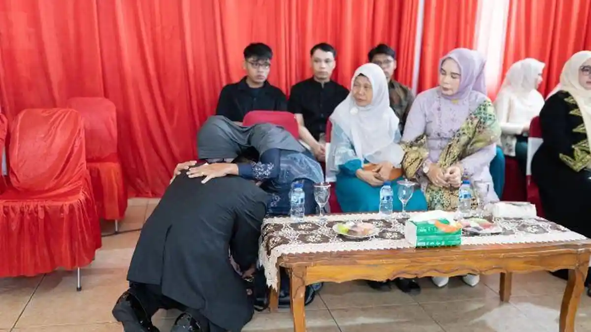 Sekda Aceh Selatan Sujud dan Cium Kaki Ibu Usai Pelantikan di Rumoh Agam