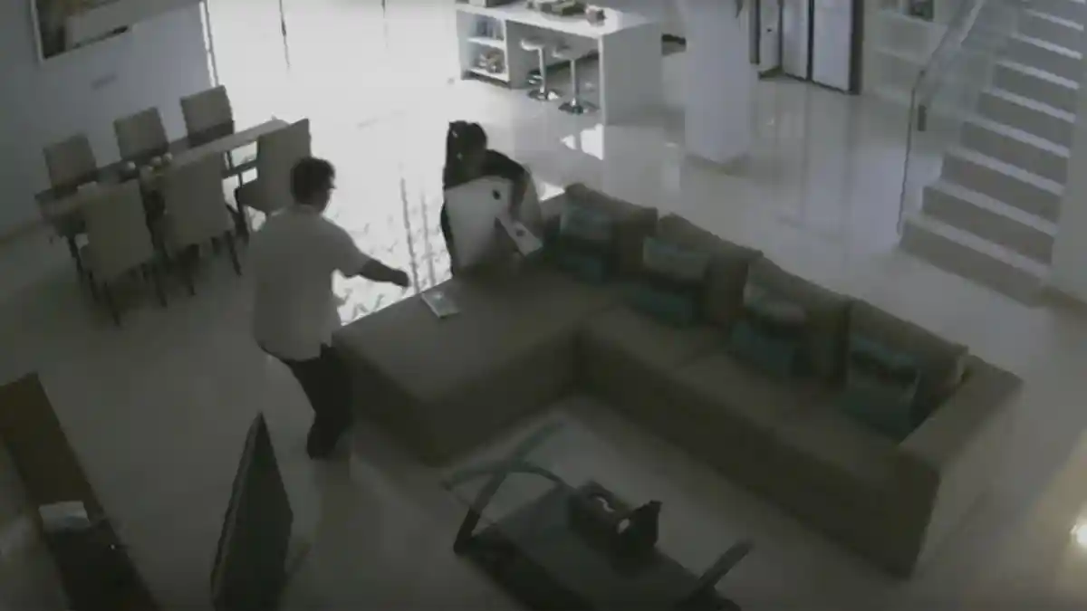 Viral Video Pria Tanpa Busana Terekam CCTV Sedang Mecuri di Rumah Warga