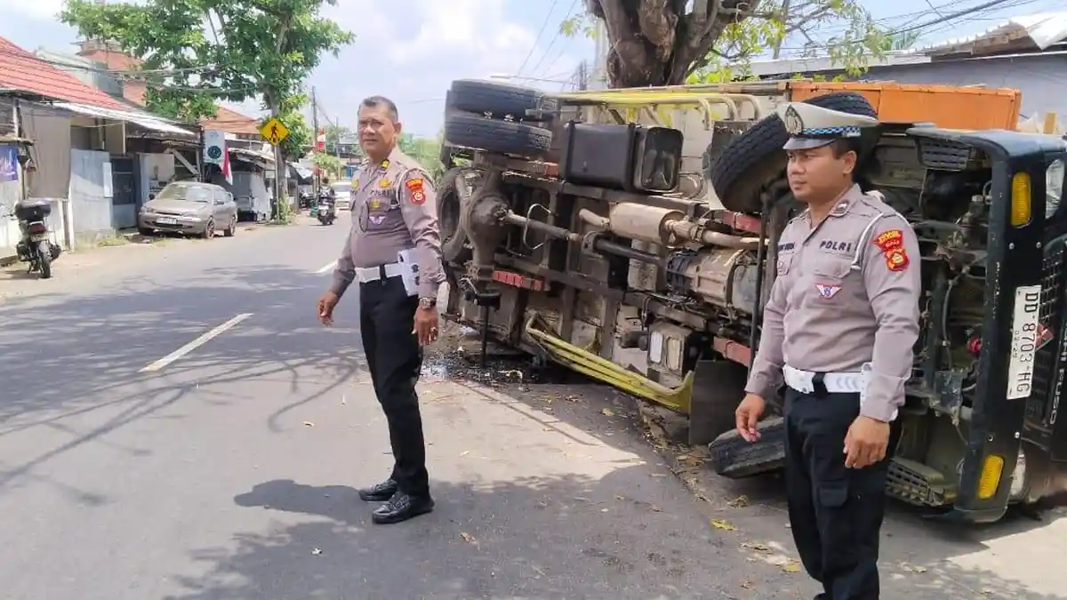 TRUK Terguling di Kaliasem Buleleng,  Gegara As Pendek Patah, Bermuatan Pupuk Kandang