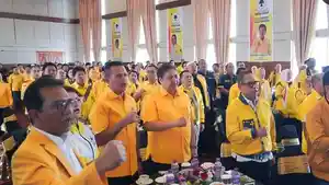 Ketum-Golkar-Airlangga-Hartarto-bersama-pengurus-DPD-Golkar-se-Sumut.jpg