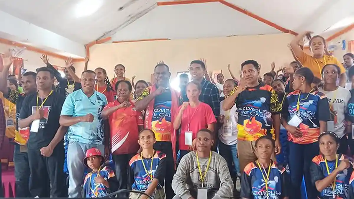 Bupati Asmat Berbagi Tips Hidup Sukses ke Pemuda Maybrat