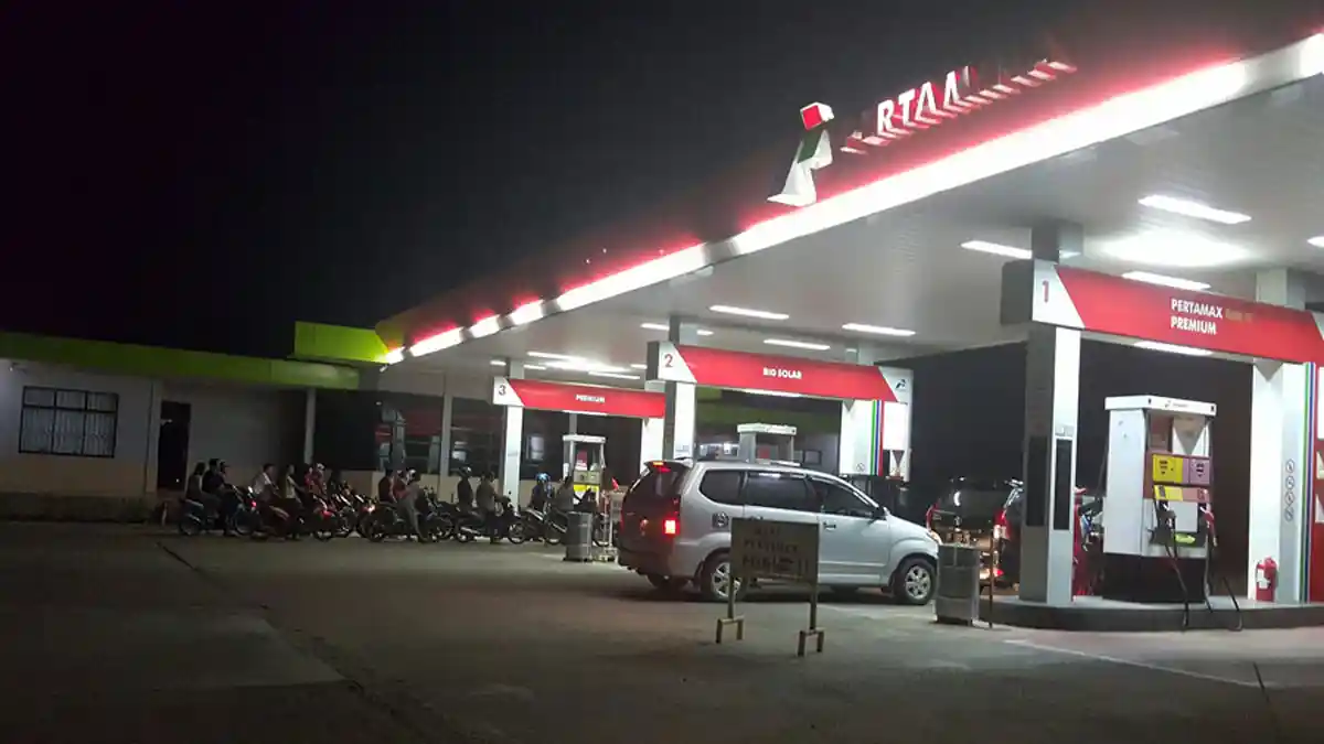POLISI Bersenjata Kawal SPBU di Bintan Awasi Penjualan BBM