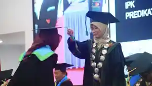 pemindahan-toga-dalam-wisuda-Institut-Agama-Islam-Negeri-atau-IAIN-Kendari-Sulawesi-Tenggara.jpg