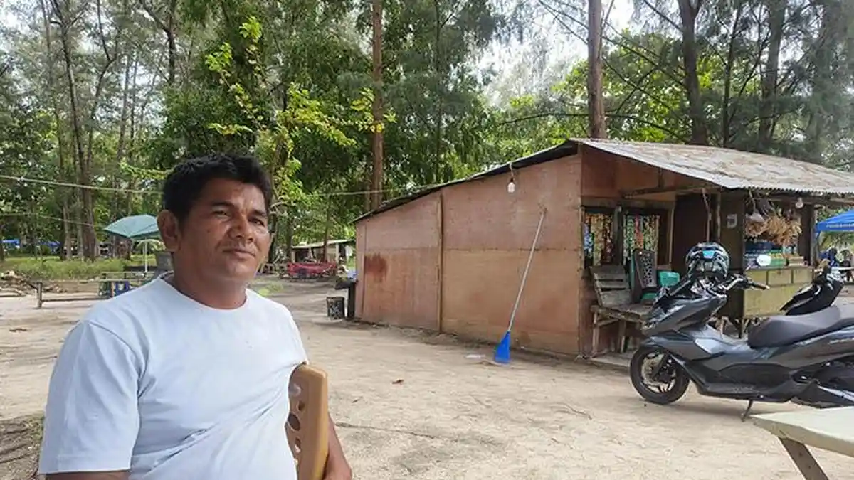 Pedagang Gerobak di Pantai Tanjungpendam Terbiasa Menghadapi Banjir Rob