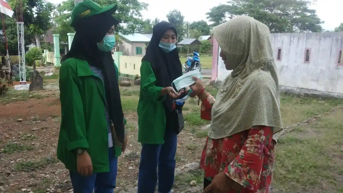 Mahasiswa KKN UIN Alauddin Bantu Penerapan Protokol Kesehatan Saat Pembagian BLT di Desa Salassae