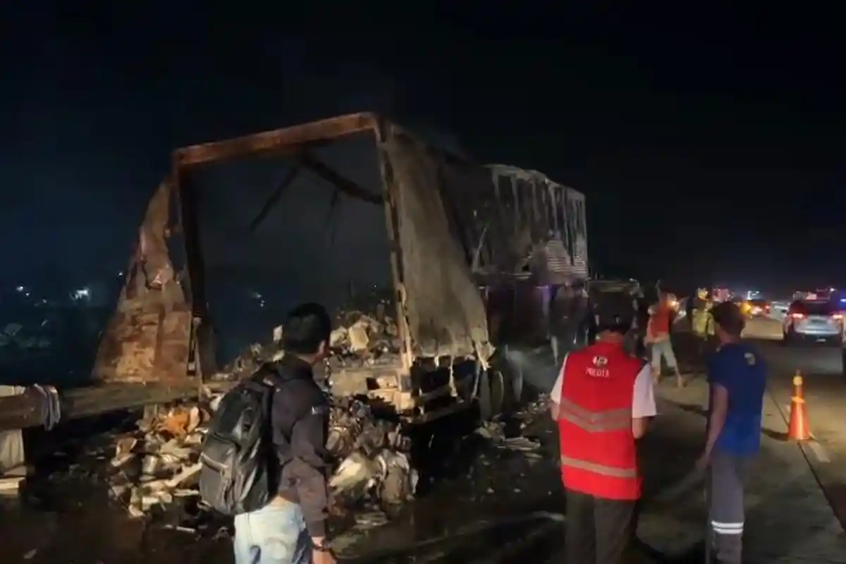 Detik-detik Truk Ekspedisi Terbakar di Tol Pemalang, Cholili Lihat Asap dari Tumpukan Barang Paket