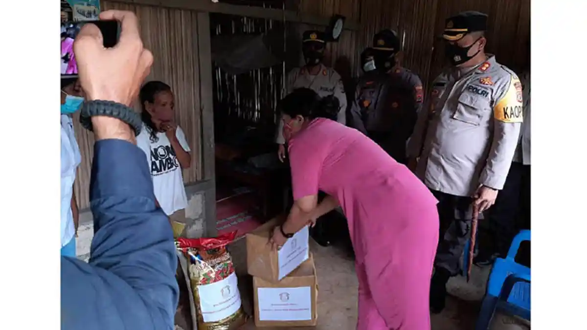 Kapolres Kupang Bantu Nenek Agustina Wali Djo
