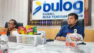 Kepala-Perum-Bulog-Kanwil-NTT-Arrahim-K-Kanam-Baju-Biru.jpg