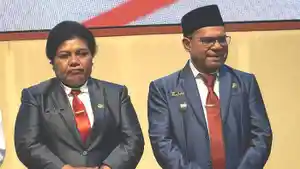 Yan-Piet-Moso-saat-penerimaan-SK-perpanjangan-sebagai-Pj-Bupati-Sorong.jpg