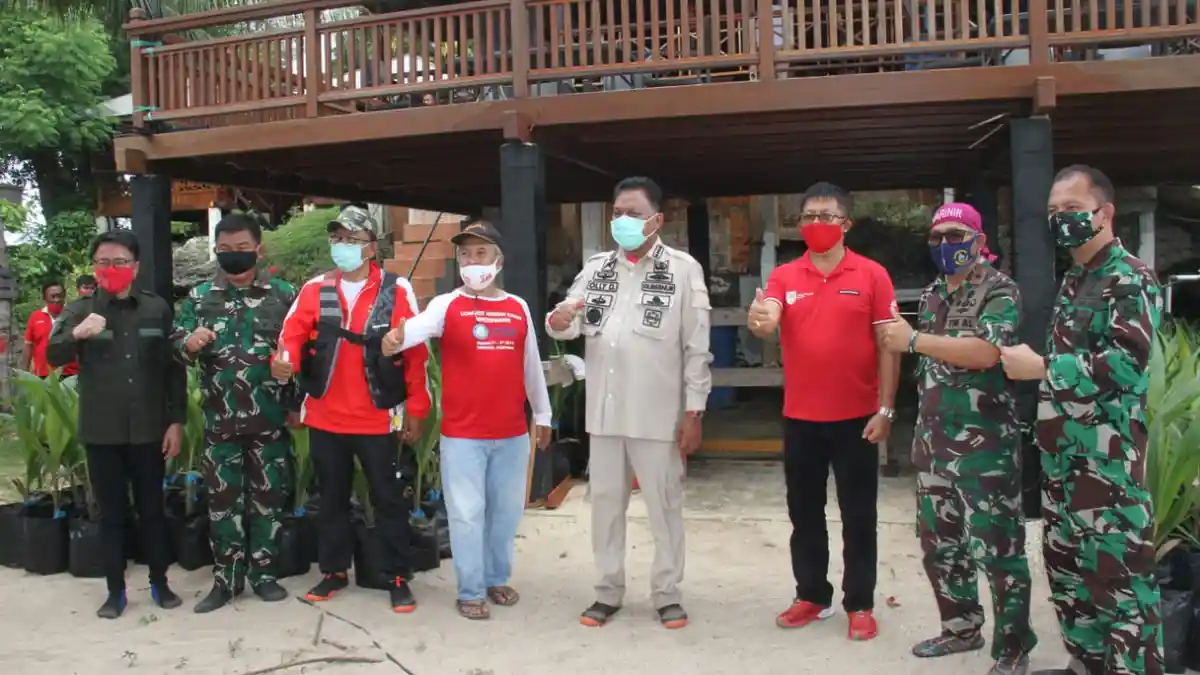 Danlantamal VIII Dampingi Gubernur Serahkan Bibit Kelapa dan Sembako kepada Masyarakat Bunaken