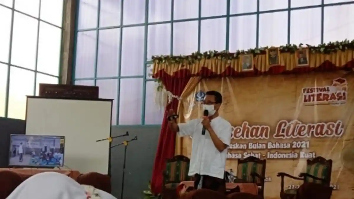 Di Hadapan Siswa SMP, Jimat Beberkan Cara Cari Duit dari Menulis