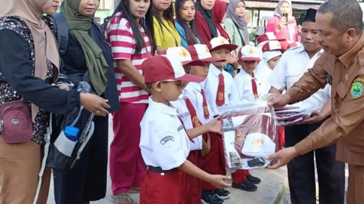 128 Siswa Baru SDN 36 Talang Ubi PALI Dapat Seragam dan Alat Tulis Gratis Dari Pemerintah Desa
