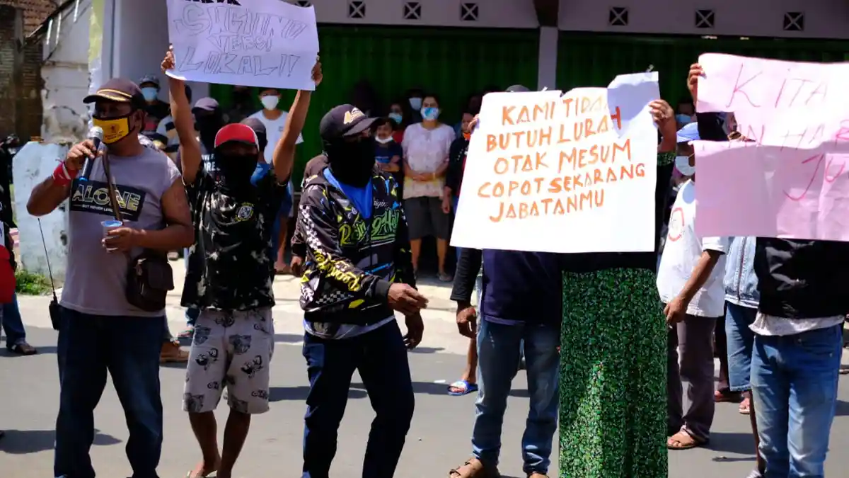 Diduga Berbuat Asusila, Kepala Desa Ngenep Malang Di demo Warga, Simak Kronologinya