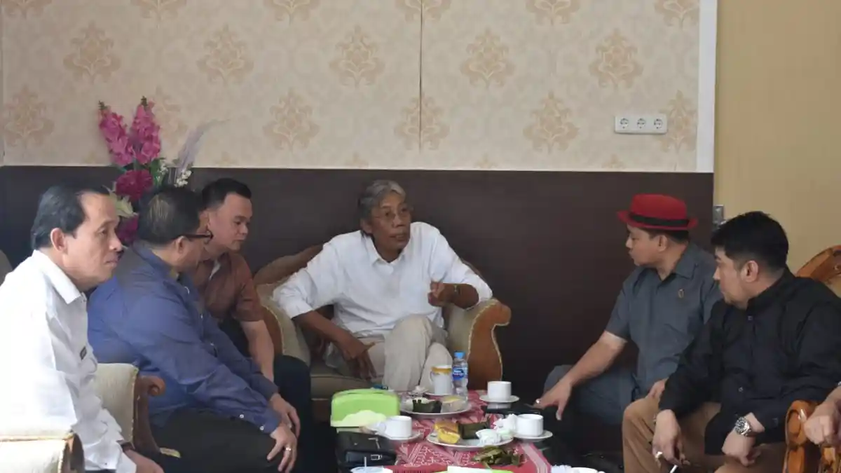 Bupati Jarot Minta Komisi IV Utamakan Ruas Jalan Tebidah-Serawai