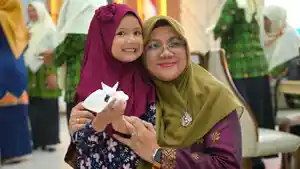 Bupati-Siak-Peluk-Anak-RA-Afni-Zulkifli-Dukung-Kurikulum-Berbasis-Cinta.jpg