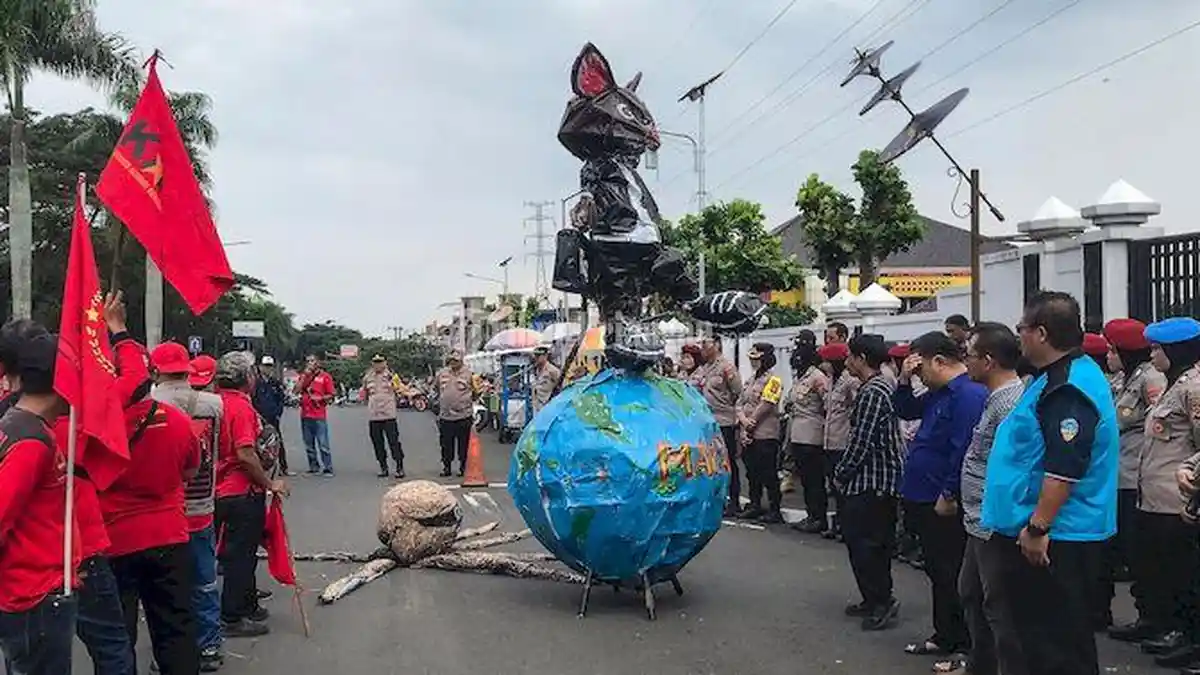 Hari Buruh di Tasikmalaya Diwarnai Alat Peraga Gurita Oligarki dan Tikus di Atas Bola Dunia