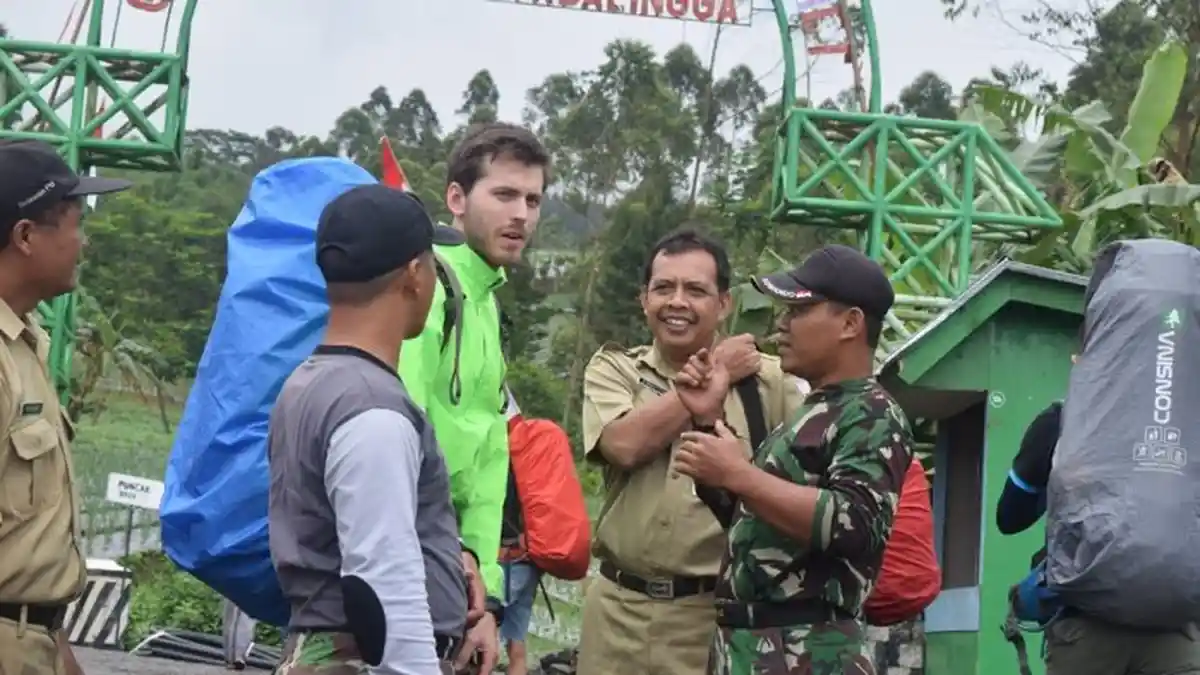 Pendaki Asal Finlandia Tertantang Bersih-bersih Sampah Gunung Slamet