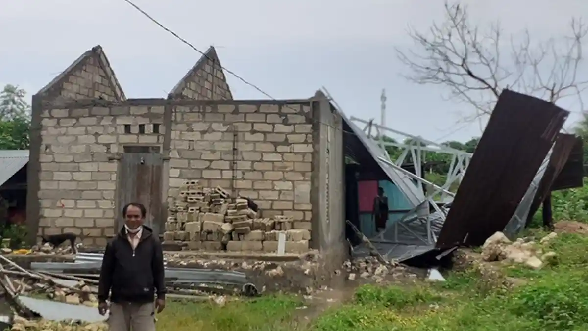 Angin Kencang Terbangkan Atap Rumah Gerson, Curah Hujan Tinggi Landa NTT