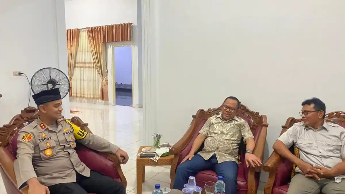 Galang Kamtibmas Momen Lebaran Kapolres Way Kanan Kunjungi Warga