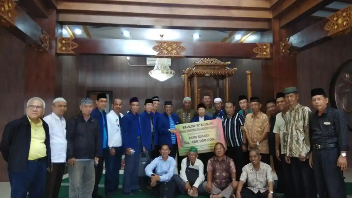BAZNAS Kalsel dan Banjarmasin Post Group Serahkan Bantuan Pembangunan Masjid Quwwatul Islam