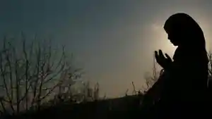 Wanita-muslimah-tengah-berdoa-tampak-siluet.jpg
