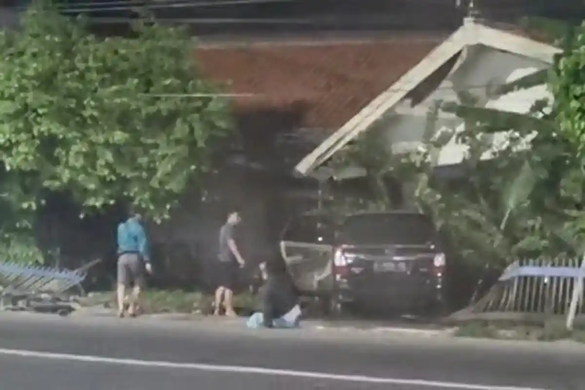 Akibat Mengantuk, Sopir Tabrak Pagar Wisma Milik Direktorat Jenderal Pajak di Tegal