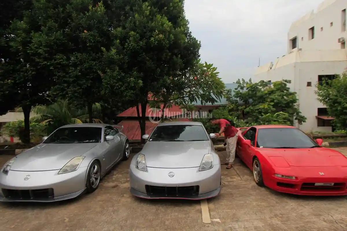 Mobil Sport Mewah yang Parkir di Kantor Bea Cukai Batam Ini Akan Dilelang, Anda Berminat?